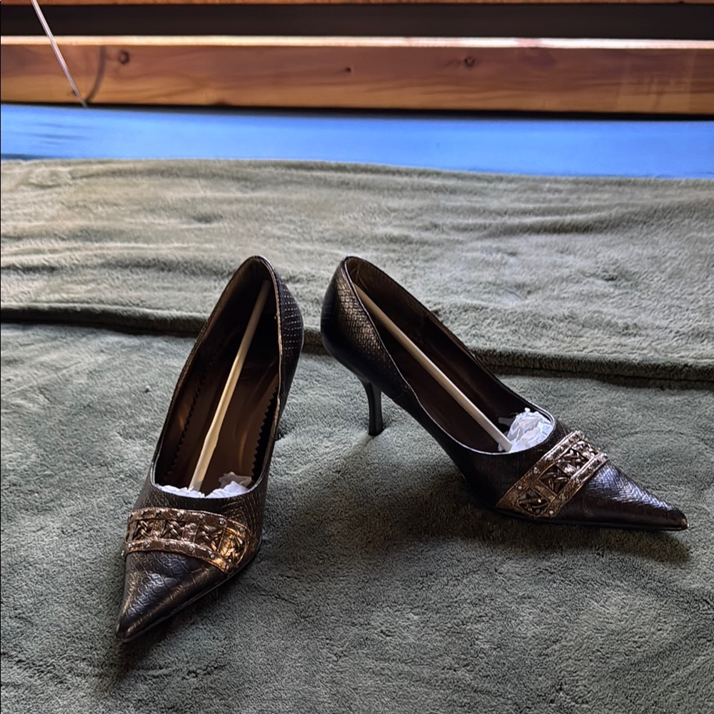 Romy Black and Gold High Heeled Pumps